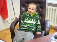 Dzieci z Przedszkola nr 3 w Wągrowcu dekorują choinkę w Starostwie Powiatowym
