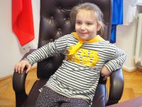 Dzieci z Przedszkola nr 3 w Wągrowcu dekorują choinkę w Starostwie Powiatowym