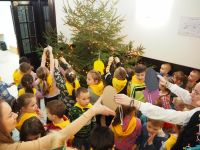 Dzieci z Przedszkola nr 3 w Wągrowcu dekorują choinkę w Starostwie Powiatowym