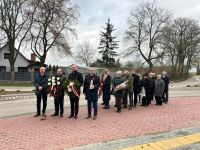 Składanie wiązanek pod obeliskiem w Kozielsku