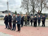 Składanie wiązanek pod obeliskiem w Kozielsku