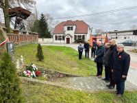 Składanie wiązanek pod obeliskiem w Kozielsku