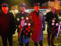 Składanie wiązanek pod pomnikiem Powstańców Wielkopolskich w Wągrowcu przy ul. Kościuszki