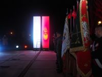 Składanie wiązanek pod pomnikiem Powstańców Wielkopolskich w Wągrowcu przy ul. Kościuszki