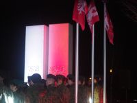 Składanie wiązanek pod pomnikiem Powstańców Wielkopolskich w Wągrowcu przy ul. Kościuszki