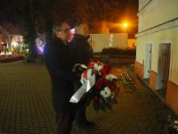 Składanie wiązanek pod pomnikiem Powstańców Wielkopolskich w Wągrowcu przy ul. Kościuszki