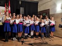 Składanie wiązanek pod pomnikiem w Gołańczy
