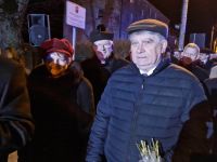 Składanie wiązanek pod pomnikiem w Gołańczy
