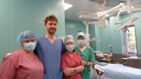 Dr n. med. Maciej Mielczarek przygotowujący zespół Bloku Operacyjnego do pierwszego zabiegu, który odbył się  14 stycznia br.