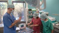 Dr n. med. Maciej Mielczarek przygotowujący zespół Bloku Operacyjnego do pierwszego zabiegu, który odbył się  14 stycznia br.