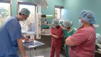 Dr n. med. Maciej Mielczarek przygotowujący zespół Bloku Operacyjnego do pierwszego zabiegu, który odbył się  14 stycznia br.