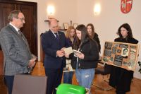 Uczennice Szkoły Podstawowej w Morakowie z wizytą w starostwie