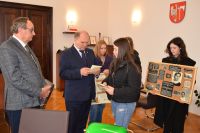 Uczennice Szkoły Podstawowej w Morakowie z wizytą w starostwie