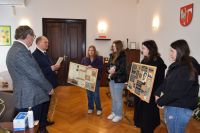 Uczennice Szkoły Podstawowej w Morakowie z wizytą w starostwie