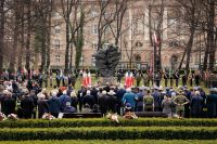 Obchody Dnia Pamięci Ofiar Zbrodni Katyńskiej przy pomniku Ofiar Katynia i Sybiru w Poznaniu