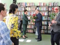 Dzień Bibliotekarza w powiatowej książnicy - na zdjęciu goście oraz pracownice PBP
