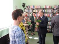 Dzień Bibliotekarza w powiatowej książnicy - na zdjęciu goście oraz pracownice PBP
