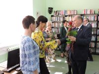 Dzień Bibliotekarza w powiatowej książnicy - na zdjęciu goście oraz pracownice PBP