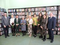 Dzień Bibliotekarza w powiatowej książnicy - na zdjęciu goście oraz pracownice PBP