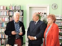 Dzień Bibliotekarza w powiatowej książnicy - na zdjęciu goście oraz pracownice PBP