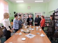 Dzień Bibliotekarza w powiatowej książnicy - na zdjęciu goście oraz pracownice PBP