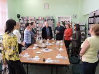Dzień Bibliotekarza w powiatowej książnicy - na zdjęciu goście oraz pracownice PBP