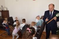 Wizyta dzieci z Przedszkola nr 2 w Wągrowcu w Starostwie Powiatowym - relacja zdjęciowa