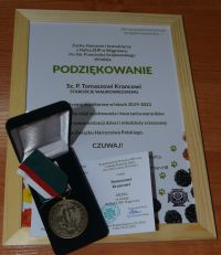 Podziękowania oraz medal za zasługi dla Hufca ZHP Wągrowiec dla Starosty Wągrowieckiego Tomasza Kranca