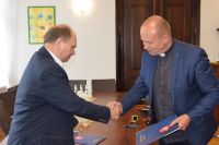 Starosta Wągrowiecki Tomasz Kranc i ks. Tomasz Matecki