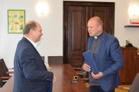 Starosta Wągrowiecki Tomasz Kranc i ks. Tomasz Matecki