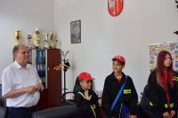 Młodzieżowa Drużyna Pożarnicza z Popowa Kościelnego z wizytą u Starosty Wągrowieckiego