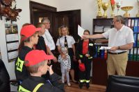 Młodzieżowa Drużyna Pożarnicza z Popowa Kościelnego z wizytą u Starosty Wągrowieckiego