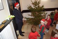 Dzieci z Przedszkola nr 6 im. Czerwonego Kapturka w Wągrowcu ubierają choinkę w starostwie