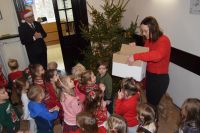 Dzieci z Przedszkola nr 6 im. Czerwonego Kapturka w Wągrowcu ubierają choinkę w starostwie