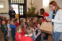Dzieci z Przedszkola nr 6 im. Czerwonego Kapturka w Wągrowcu ubierają choinkę w starostwie