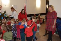 Dzieci z Przedszkola nr 6 im. Czerwonego Kapturka w Wągrowcu ubierają choinkę w starostwie