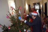 Dzieci z Przedszkola nr 6 im. Czerwonego Kapturka w Wągrowcu ubierają choinkę w starostwie