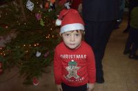 Dzieci z Przedszkola nr 6 im. Czerwonego Kapturka w Wągrowcu ubierają choinkę w starostwie