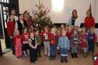 Dzieci z Przedszkola nr 6 im. Czerwonego Kapturka w Wągrowcu ubierają choinkę w starostwie