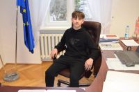 Młodzież ze Szkoły Podstawowej nr 4 w Wągrowcu z wizytą w starostwie