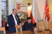 Młodzież ze Szkoły Podstawowej nr 4 w Wągrowcu z wizytą w starostwie