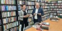 Książki od prof. Brzechczyna dla powiatowej książnicy