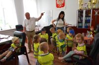 Włodarzy powiatu odwiedziły dzieci z Przedszkola nr 4 w Wągrowcu
