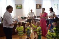 Włodarzy powiatu odwiedziły dzieci z Przedszkola nr 4 w Wągrowcu