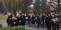 W Gołańczy wiązankę złożyły: Wiceprzewodnicząca Rady Małgorzata Osuch i Członkini Zarządu Izabela Dembska