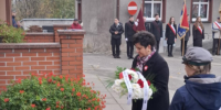 W Skokach wiązankę złożyła radna powiatowa Iwona Tyll