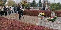 Sekretarz Powiatu Radosław Kubisz złożył wiązankę w Wapnie, fot. SP Wapno
