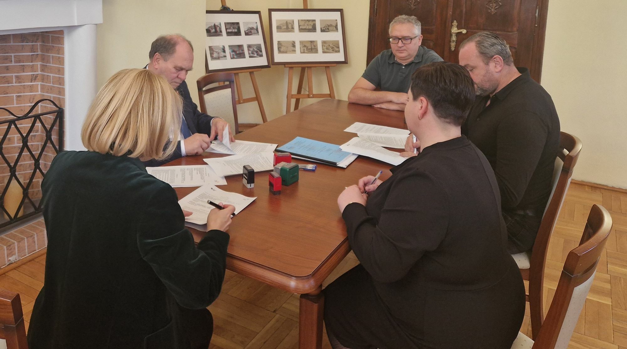 Podpisanie umowy na renowację głównego budynku Domu Pomocy Społecznej w Srebrnej Górze