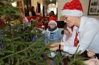Dzieci z Przedszkola nr 7 w Wągrowcu ubrały choinkę w starostwie