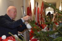 Dzieci z Przedszkola nr 7 w Wągrowcu ubrały choinkę w starostwie